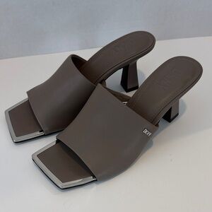 DKNY Women's Kailyn Taupe Ash Block 2.95” Heeled Mules Silver Accent New Size 8